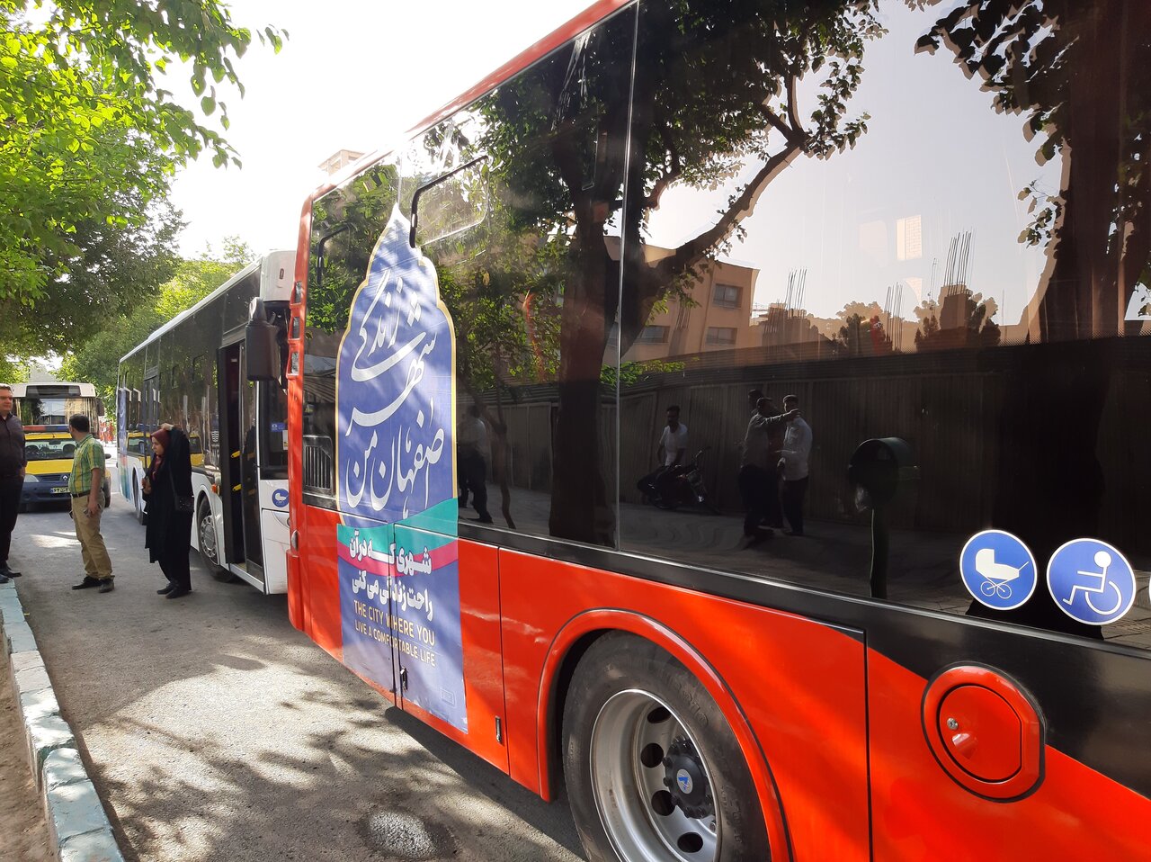 پای نخستین اتوبوس برقی به خط گردشگری اصفهان باز شد