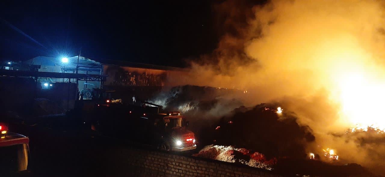 حریق گاوداری در محمدآباد / ۱۴۰۰ تن علوفه در آتش سوخت + عکس