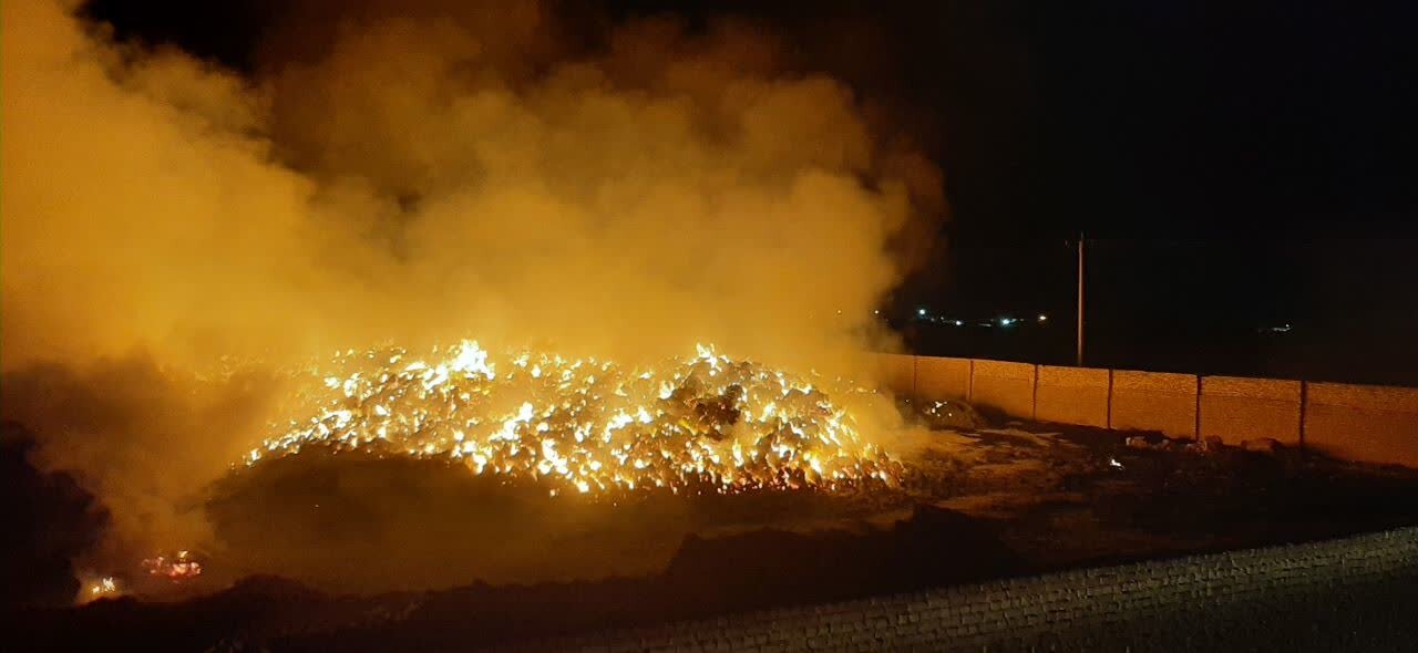 حریق گاوداری در محمدآباد /  ۱۴۰۰ تن علوفه در آتش سوخت + عکس و فیلم