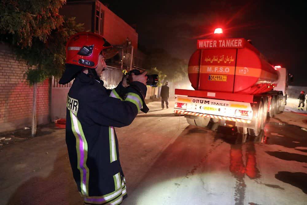 جزئیات تکمیلی آتشسوزی مهیب سوله بزرگ کاغذ دیواری در مشهد + عکس