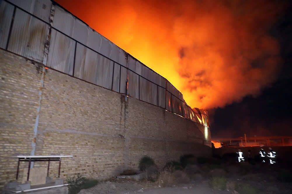جزئیات تکمیلی آتش‌سوزی مهیب سوله بزرگ کاغذ دیواری در مشهد + عکس