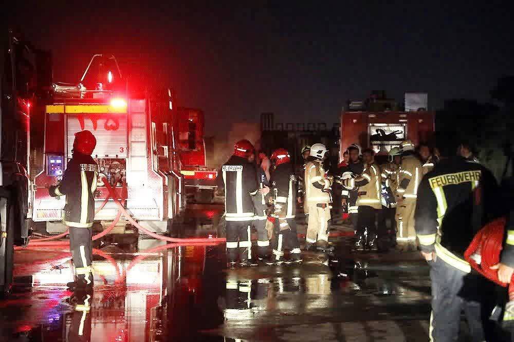 جزئیات تکمیلی آتشسوزی مهیب سوله بزرگ کاغذ دیواری در مشهد + عکس