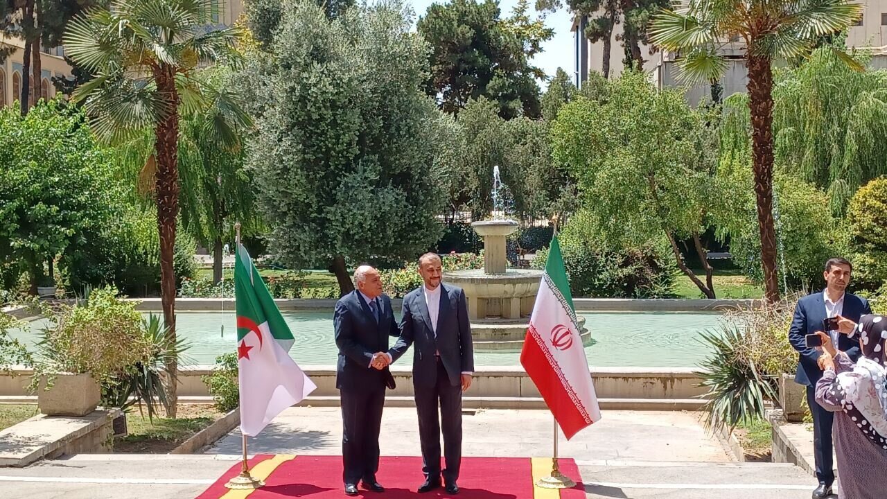 Algerian FM formally greeted in Tehran upon his arrival