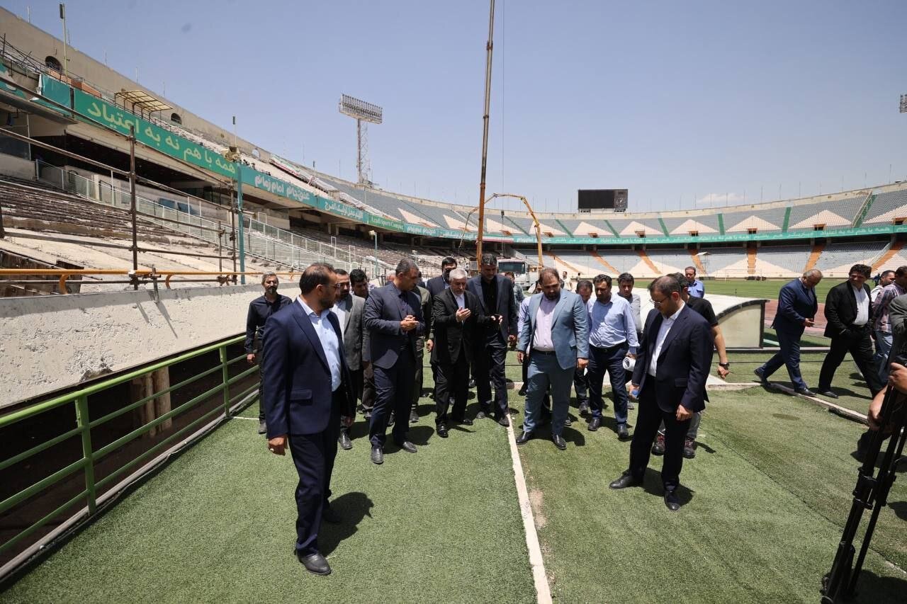 واکنش وزیر ورزش به حضور هوادار متمول/ واگذاری اختیار نصب VAR به تاج