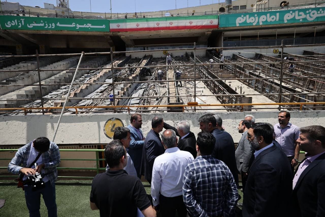 واکنش وزیر ورزش به حضور هوادار متمول/ واگذاری اختیار نصب VAR به تاج