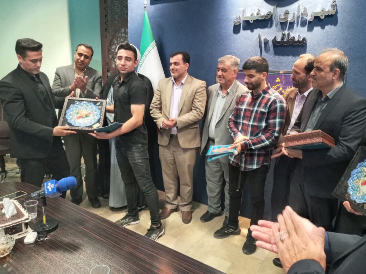 قهرمانان ورزشی و معنوی تجلیل شدند / شهدا قهرمانان اصلی ایران زمین