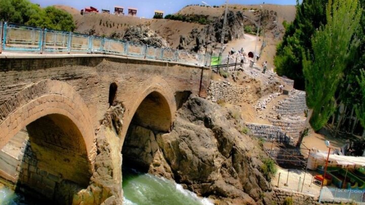 اقدامات پیشگیرانه برای جلوگیری از تخریب پل تاریخی زمان‌خان در دستور کار باشد