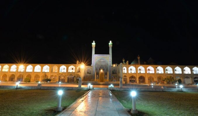 نصب ۷۵۰ پایه چراغ روشنایی در میدان امام(ره) اصفهان تا پایان تابستان