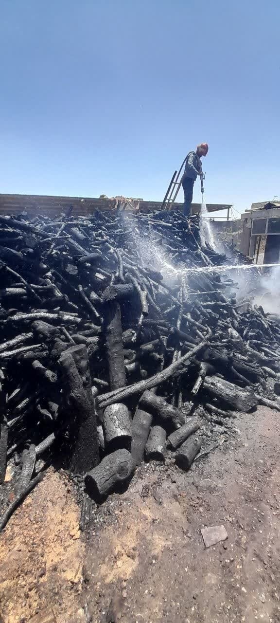 حریق کارگاه تولید زغال خمینی شهر + عکس و فیلم