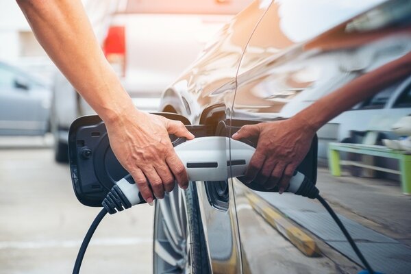 جایگزینی خودروهای برقی با بنزینی راهکاری برای کاهش مصرف بنزین