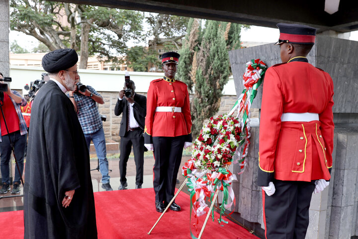 ادای احترام رئیس‌جمهور به مقبره رهبر فقید کنیا