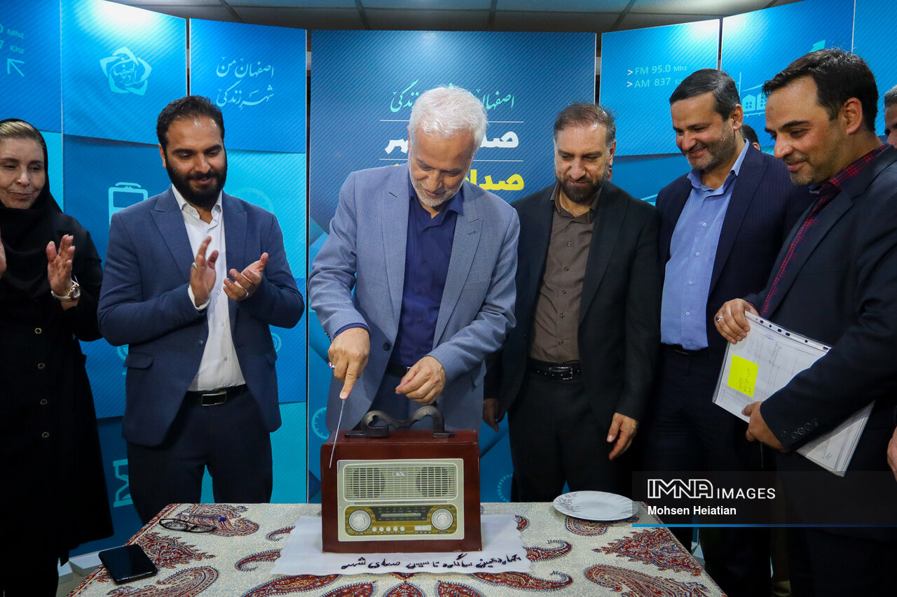 ۱۴ سال بر امواج رادیو، همنوا با مردم شهر