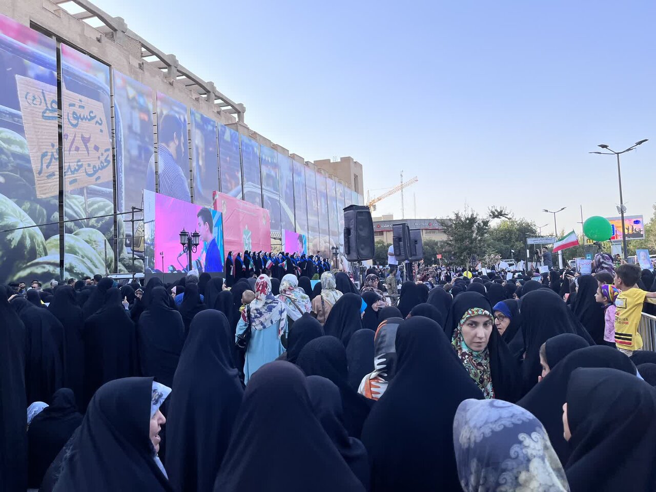 جلوه غیرت نصفجهان / مردم پای میراث مادرانشان محکم ایستادهاند