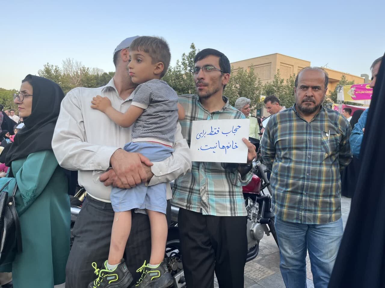 سنگ تمام نصف جهان برای حمایت از حجاب و بنیان خانواده