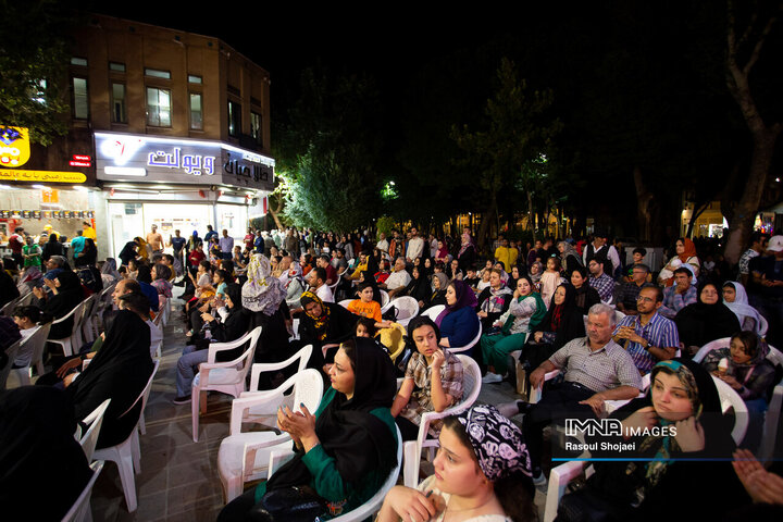 روایت ایمنا از جشن «بازیافت» در چهارباغ اصفهان