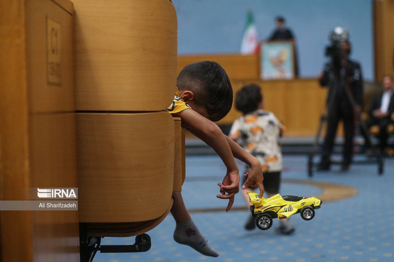 چند قاب از حضور کودکان حین سخنرانی رئیس جمهور