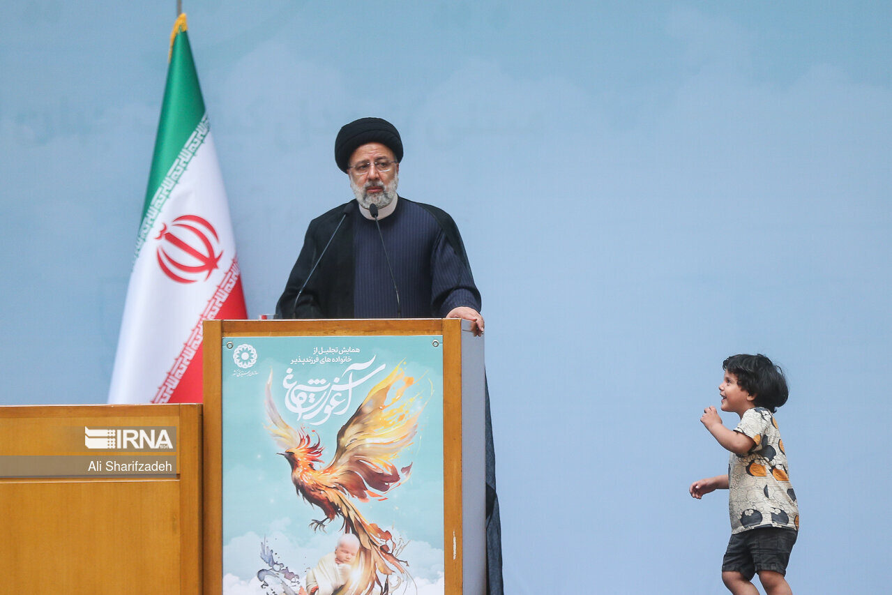 چند قاب از حضور کودکان حین سخنرانی رئیس جمهور