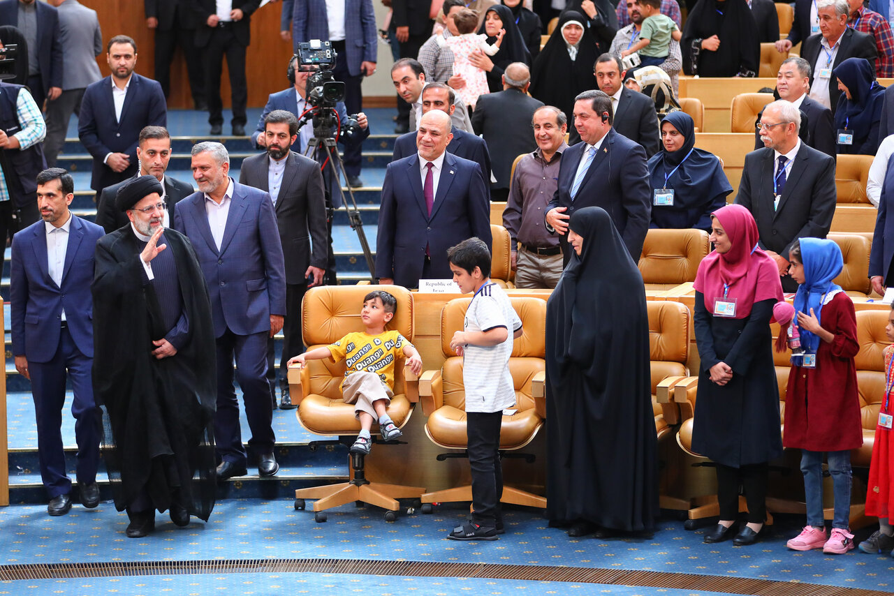 چند قاب از حضور کودکان حین سخنرانی رئیس جمهور