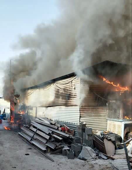 انبار نگهداری زغال در خوراسگان طعمه حریق شد + عکس