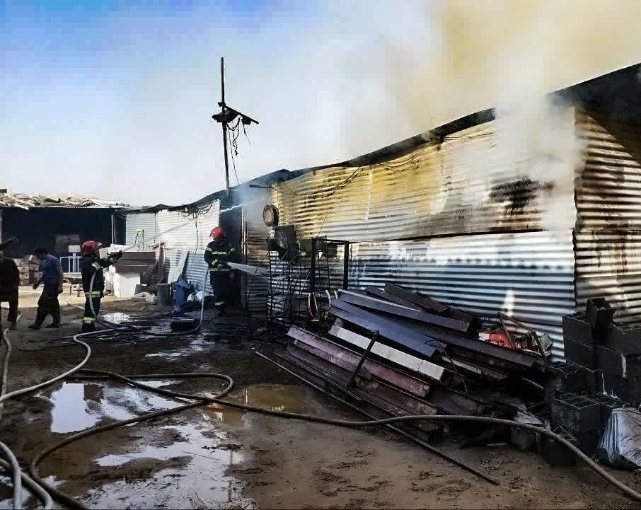 انبار نگهداری زغال در خوراسگان طعمه حریق شد + عکس