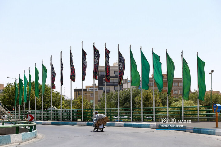 منطقه ۷ اصفهان به‌مناسبت محرم سیاه‌پوش شد؛ ۱۰ هزار متر پرچم به اهتزاز درآمد