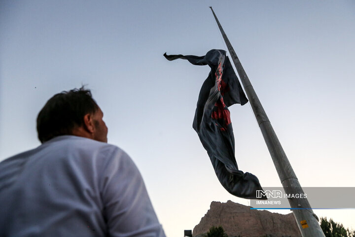 اهتزاز پرچم متبرک اباعبدالله الحسین(ع) دز مجتمع گردشگری صفه