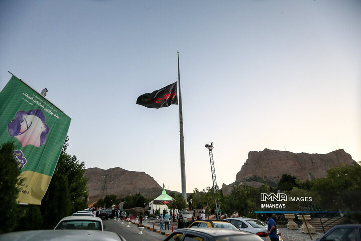 اهتزاز پرچم متبرک اباعبدالله الحسین(ع) دز مجتمع گردشگری صفه