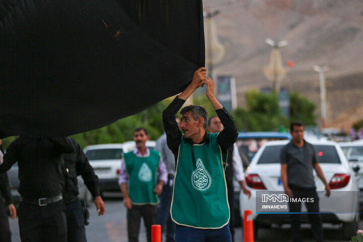 اهتزاز پرچم متبرک اباعبدالله الحسین(ع) دز مجتمع گردشگری صفه