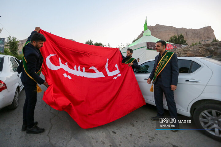 اهتزاز پرچم متبرک اباعبدالله الحسین(ع) دز مجتمع گردشگری صفه
