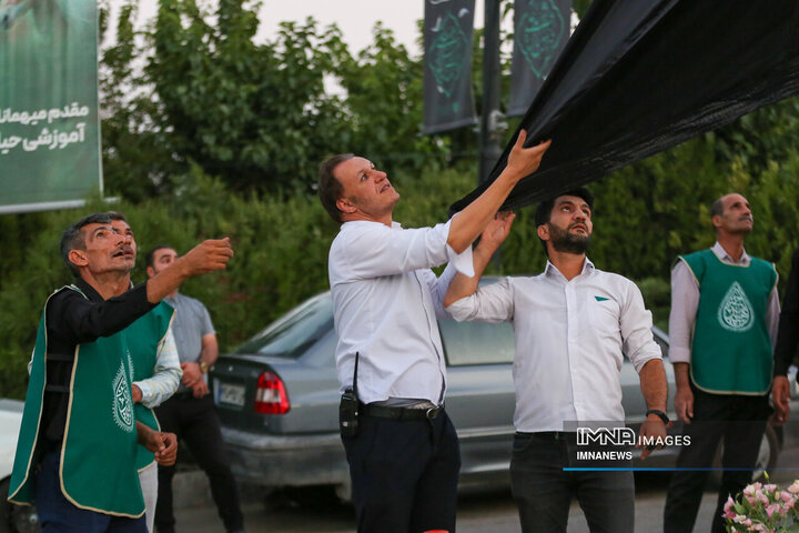 اهتزاز پرچم متبرک اباعبدالله الحسین(ع) دز مجتمع گردشگری صفه