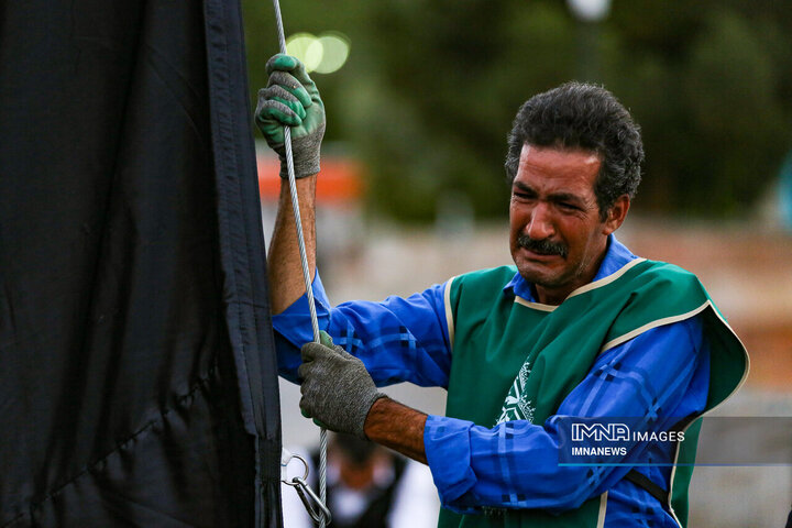 اهتزاز پرچم متبرک اباعبدالله الحسین(ع) دز مجتمع گردشگری صفه