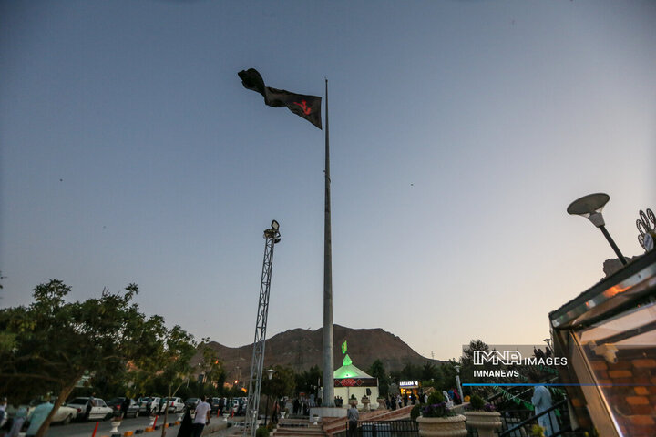 اهتزاز پرچم متبرک اباعبدالله الحسین(ع) دز مجتمع گردشگری صفه