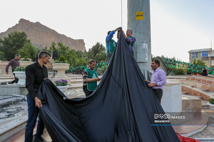 اهتزاز پرچم متبرک اباعبدالله الحسین(ع) دز مجتمع گردشگری صفه