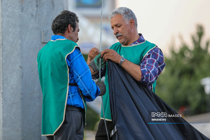 اهتزاز پرچم متبرک اباعبدالله الحسین(ع) دز مجتمع گردشگری صفه