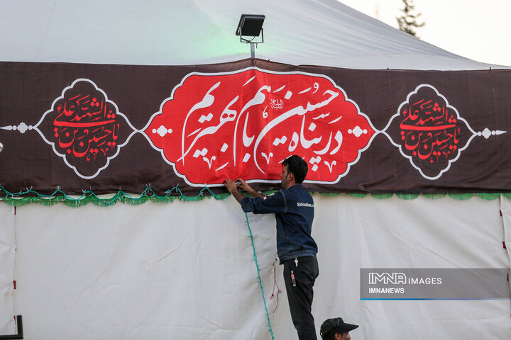 اهتزاز پرچم متبرک اباعبدالله الحسین(ع) دز مجتمع گردشگری صفه