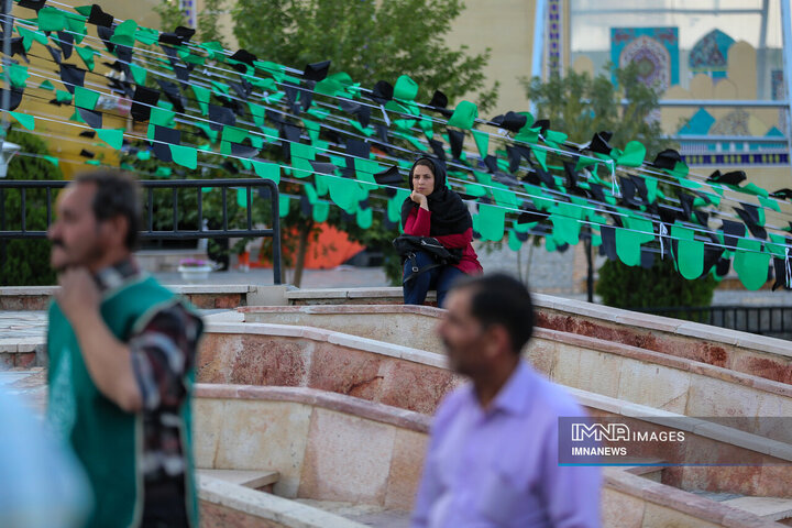 اهتزاز پرچم متبرک اباعبدالله الحسین(ع) دز مجتمع گردشگری صفه