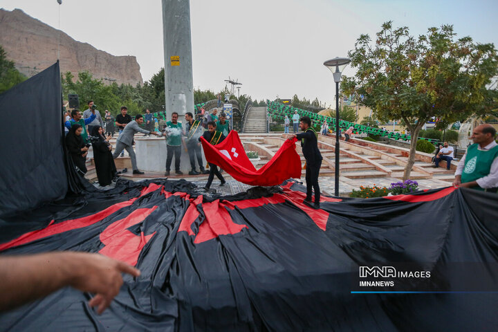 اهتزاز پرچم متبرک اباعبدالله الحسین(ع) دز مجتمع گردشگری صفه