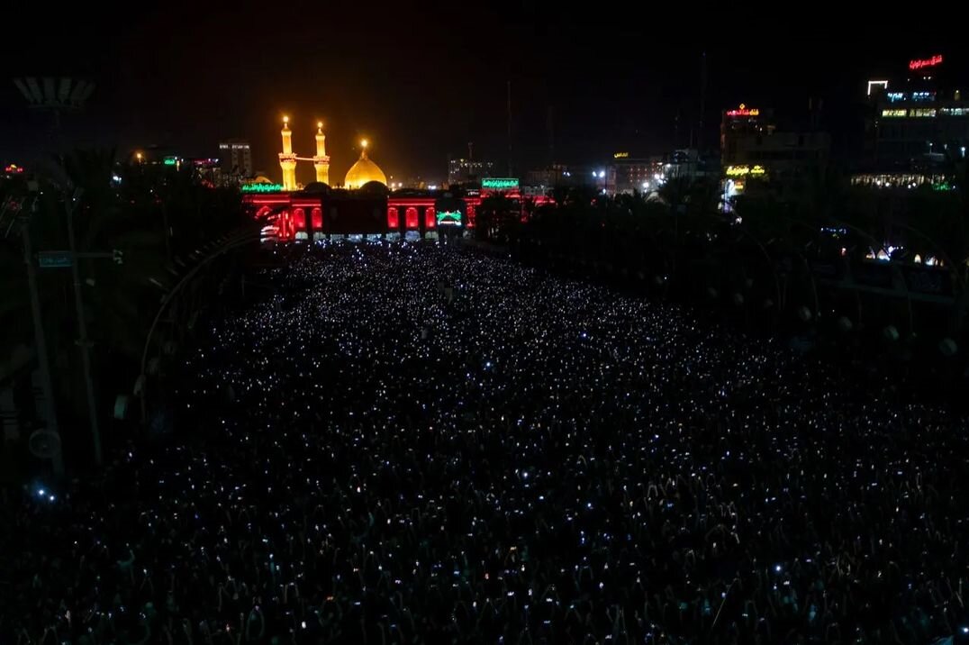 تعویض پرچم گنبد حرمهای کربلا با نوای «لبیک یا حسین(ع)»+ عکس و فیلم