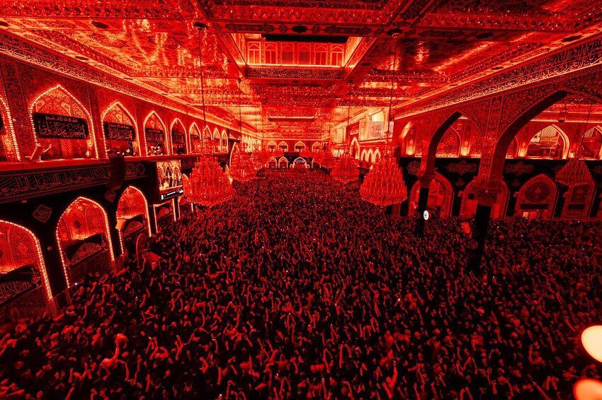 تعویض پرچم گنبد حرمهای کربلا با نوای «لبیک یا حسین(ع)»+ عکس و فیلم