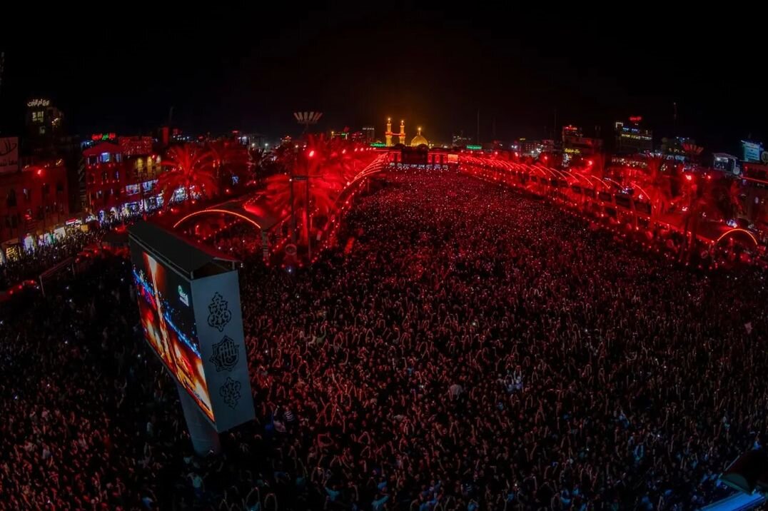 تعویض پرچم گنبد حرمهای کربلا با نوای «لبیک یا حسین(ع)»+ عکس و فیلم