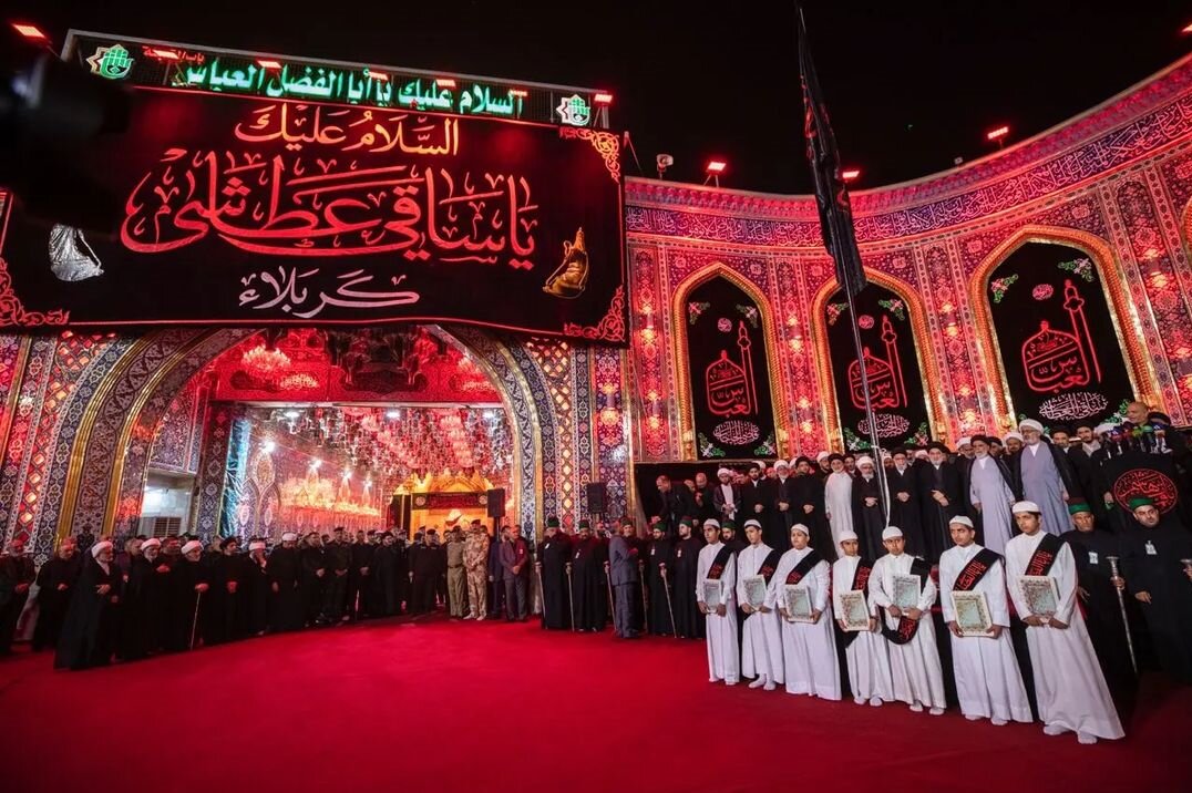 تعویض پرچم گنبد حرمهای کربلا با نوای «لبیک یا حسین(ع)»+ عکس و فیلم