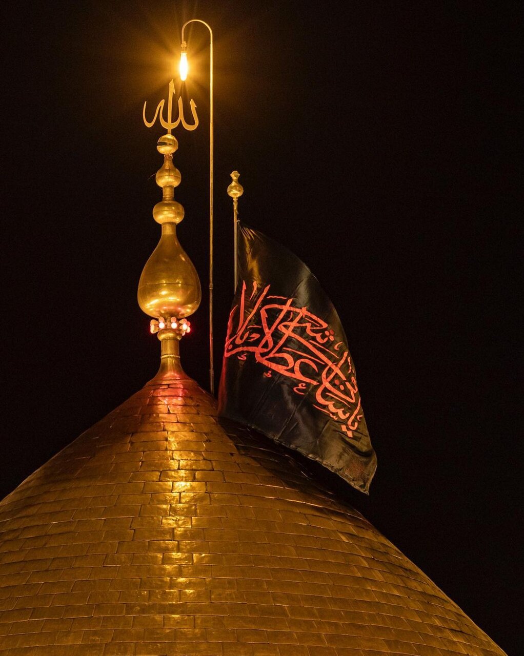تعویض پرچم گنبد حرمهای کربلا با نوای «لبیک یا حسین(ع)»+ عکس و فیلم