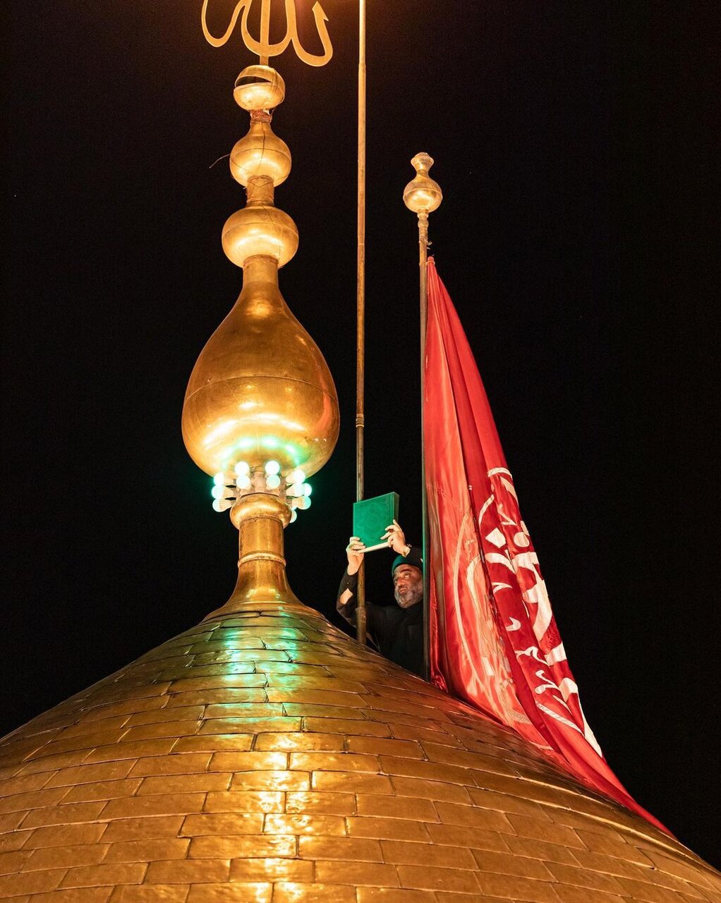 تعویض پرچم گنبد حرمهای کربلا با نوای «لبیک یا حسین(ع)»+ عکس و فیلم