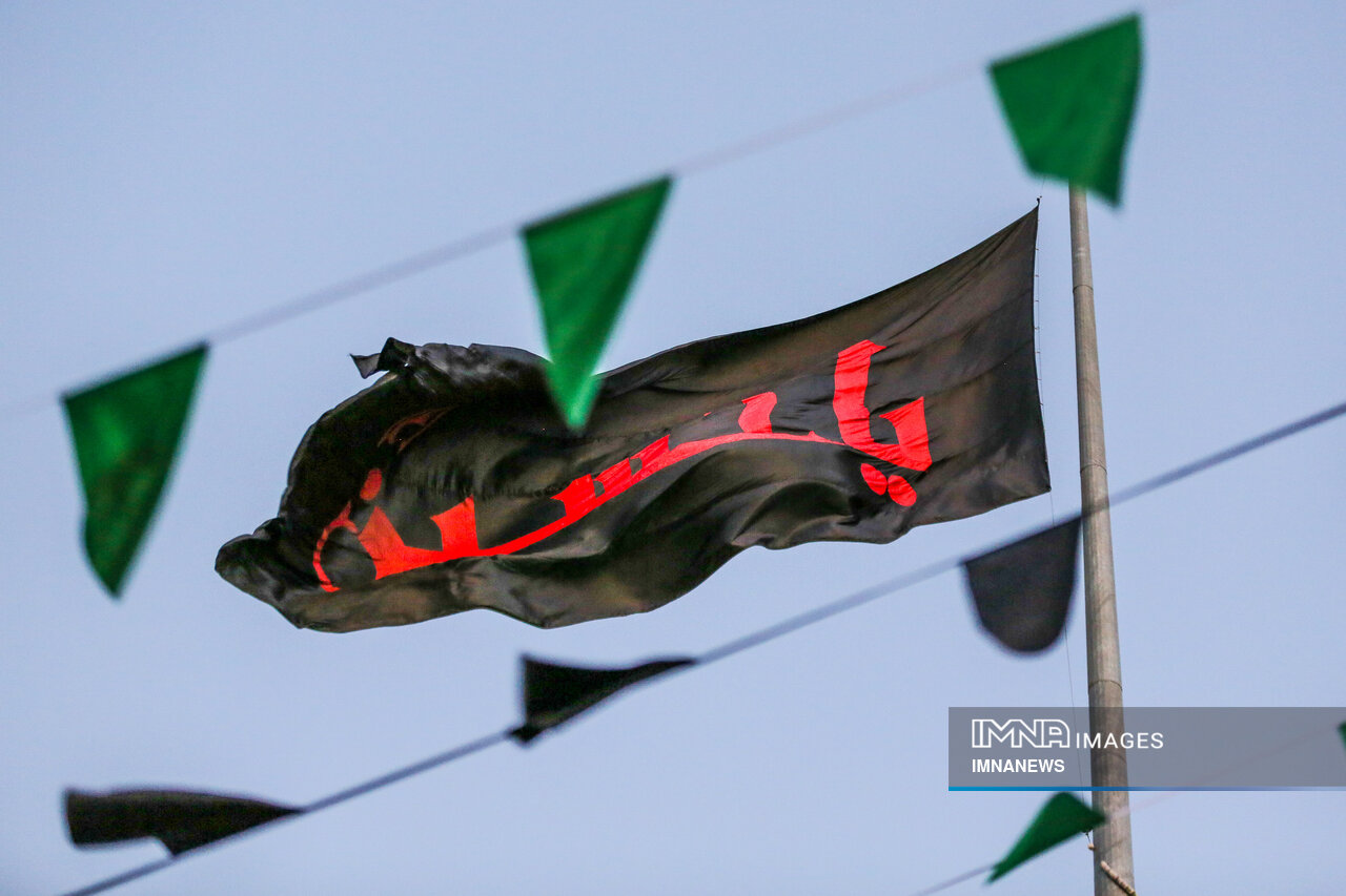 اهتزاز پرچم عزای ابا عبدالله الحسین (ع) در نجف‌آباد
