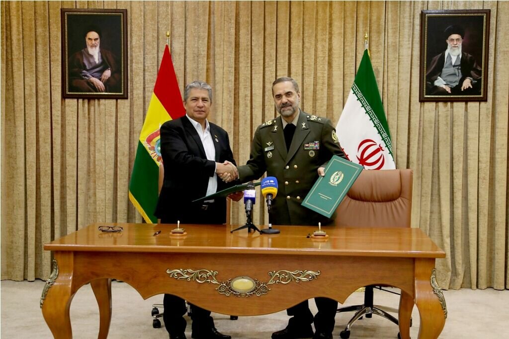 ایران و بولیوی تفاهم‌نامه همکاری دفاعی امضا کردند