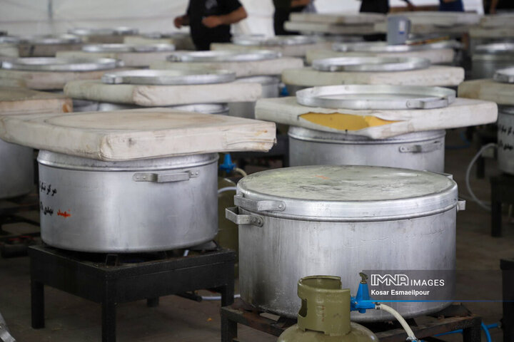 پخت ۷۲ دیگ غذای نذری در اردوگاه الغدیر تبریز