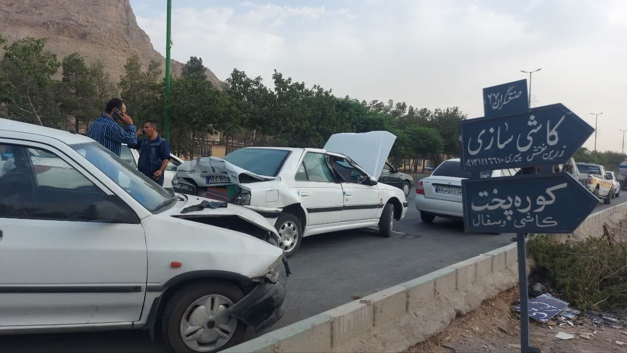 تصادف زنجیرهای ۱۰ خودرو در بلوار سردار سلیمانی خمینی شهر + عکس و فیلم