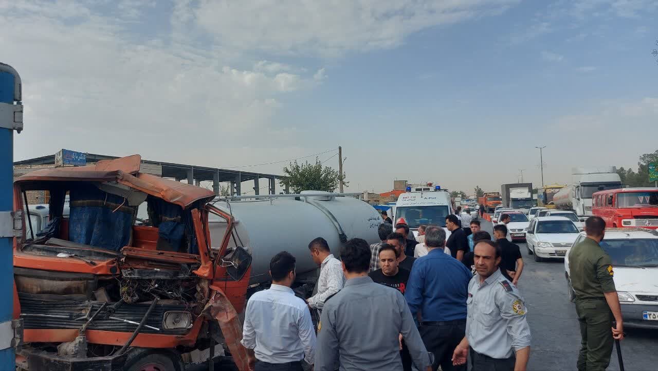 تصادف زنجیرهای ۱۰ خودرو در بلوار سردار سلیمانی خمینی شهر + عکس و فیلم