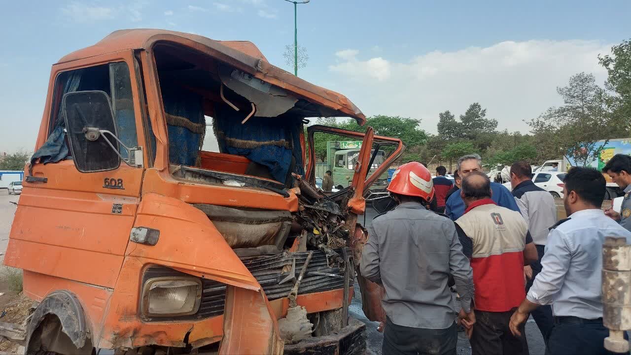 تصادف زنجیرهای ۱۰ خودرو در بلوار سردار سلیمانی خمینی شهر + عکس و فیلم