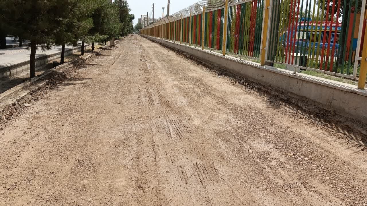 آغاز عملیات اجرایی زیرسازی و آسفالت معابر فرعی منطقه ۸ اصفهان